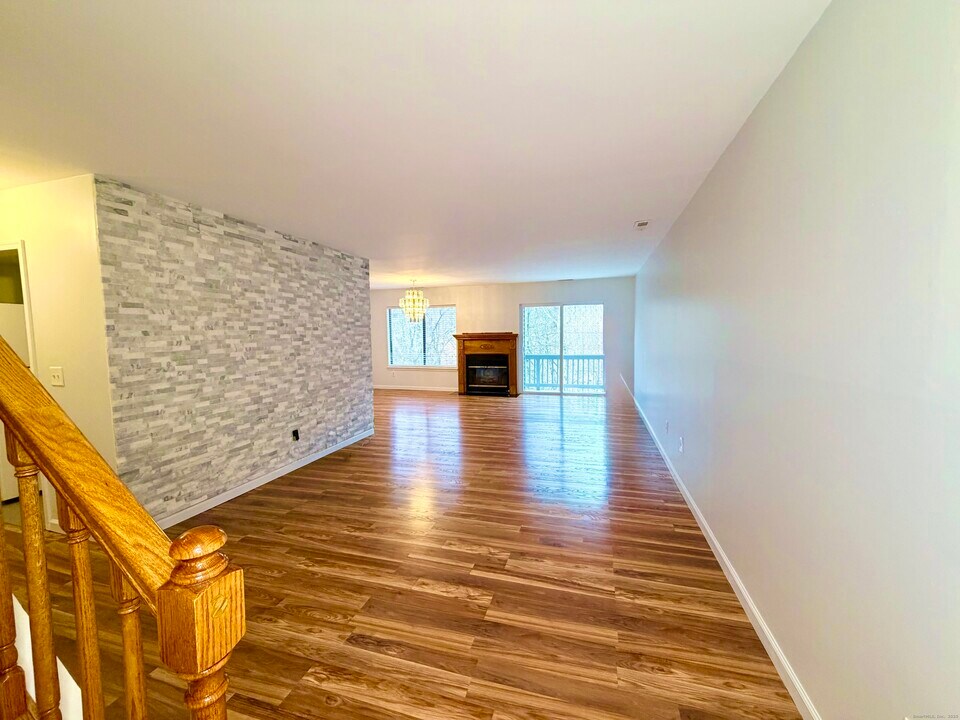 14 Newtown Rd in Danbury, CT - Building Photo