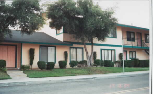 501 W Limited Ave in Lake Elsinore, CA - Foto de edificio - Building Photo