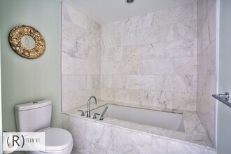 1705 Ocean Ave in Santa Monica, CA - Foto de edificio - Building Photo