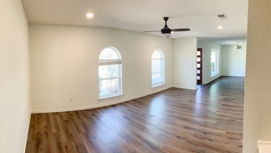 6403 Espana Dr in Fort Worth, TX - Foto de edificio - Building Photo