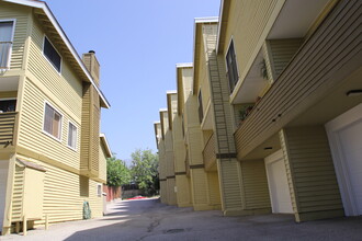 The Waltonia Townhouse Apartments in Montrose, CA - Building Photo - Building Photo