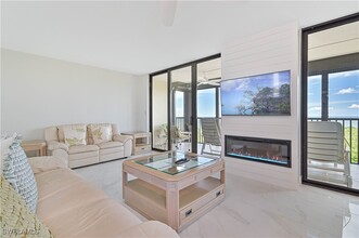 15 Bluebill Ave in Naples, FL - Foto de edificio - Building Photo