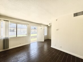 2626 Lynnwood St, Unit 8 in Las Vegas, NV - Building Photo - Building Photo