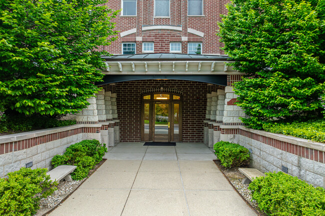 The Ponds at Sunset Ridge in Northbrook, IL - Building Photo - Building Photo