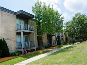 East Knolls Apartments in East Lansing, MI - Foto de edificio - Building Photo