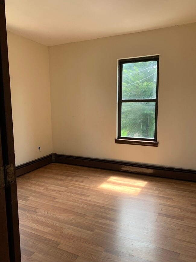 4 Flower St, Unit 6 Flower St in Middletown, CT - Building Photo - Building Photo