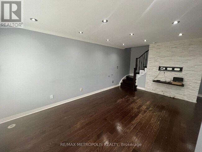 property at 29-929 Rosebank Dr
