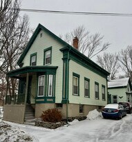 395 Saint John St, Unit Upstairs in Portland, ME - Building Photo