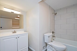 1366 Pascal St, Unit Unit A in St. Paul, MN - Building Photo - Building Photo