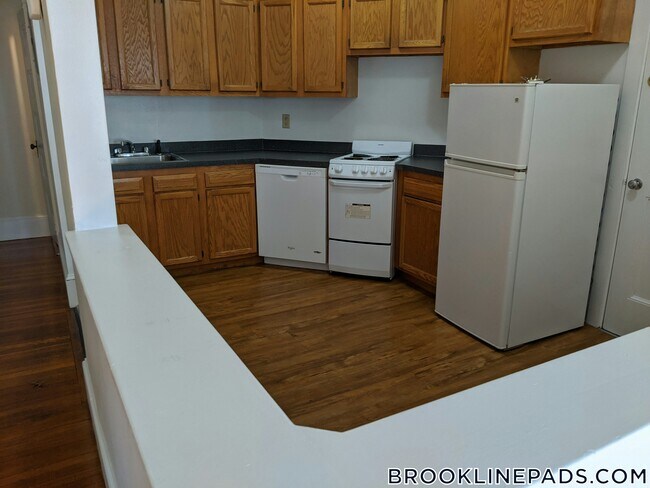 1595 Beacon St in Brookline, MA - Building Photo - Building Photo
