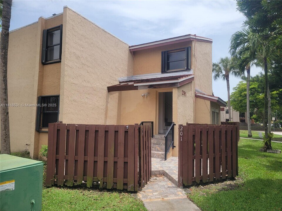 251 W Park Dr in Miami, FL - Building Photo