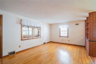 82 Lancaster Rd in West Hartford, CT - Building Photo - Building Photo