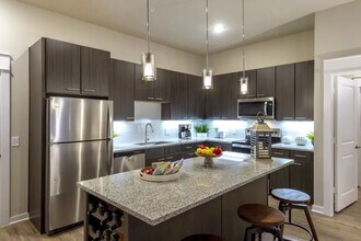 1099 W Riley Rd in Houston, TX - Building Photo - Building Photo