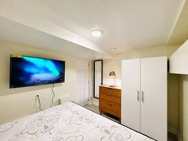 Furnished room/NOT APARTMENT in Queens, NY - Building Photo