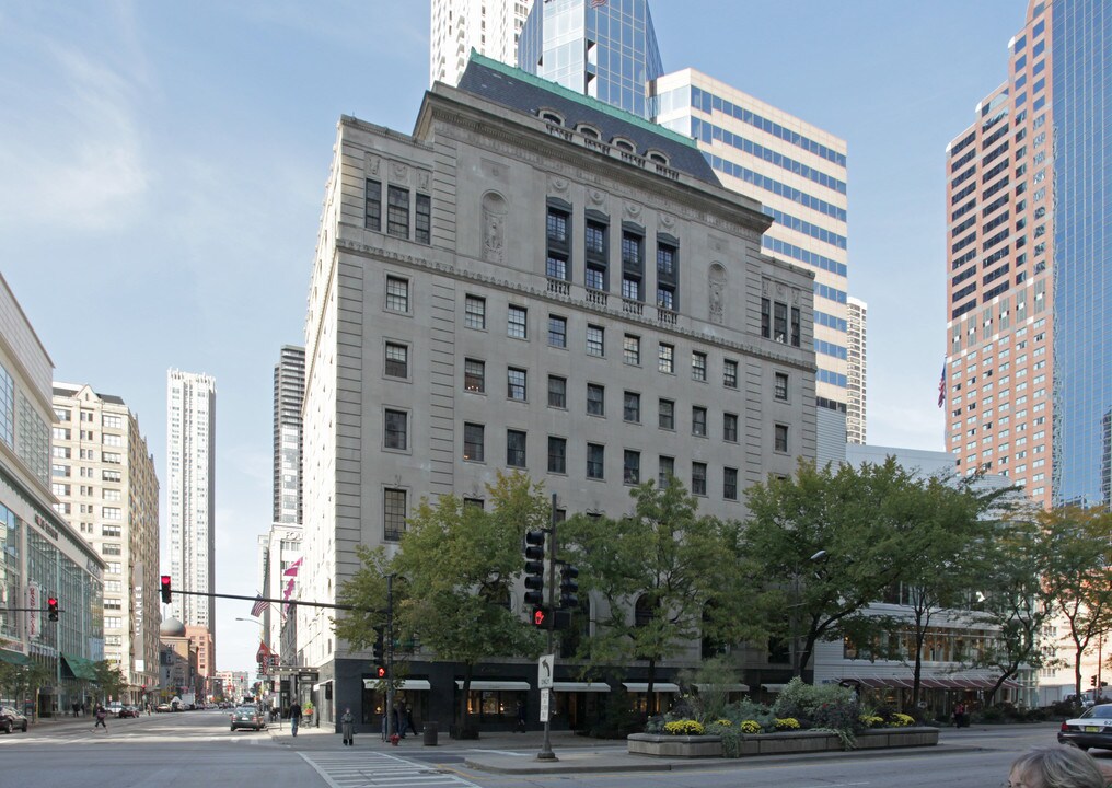 116 E Ontario St in Chicago, IL - Building Photo