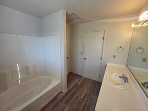 2004-2004 E Chelsea Ct in Visalia, CA - Building Photo - Building Photo