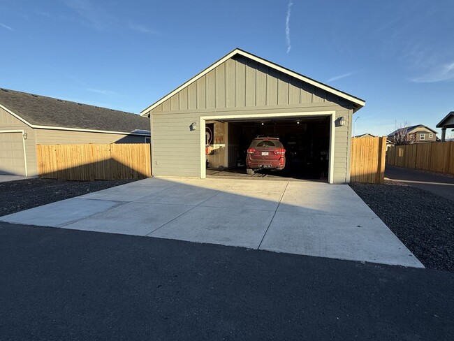 3842 SW Metolius Ave in Redmond, OR - Building Photo - Building Photo