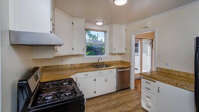 909 Fleetwood Dr in San Mateo, CA - Building Photo - Building Photo