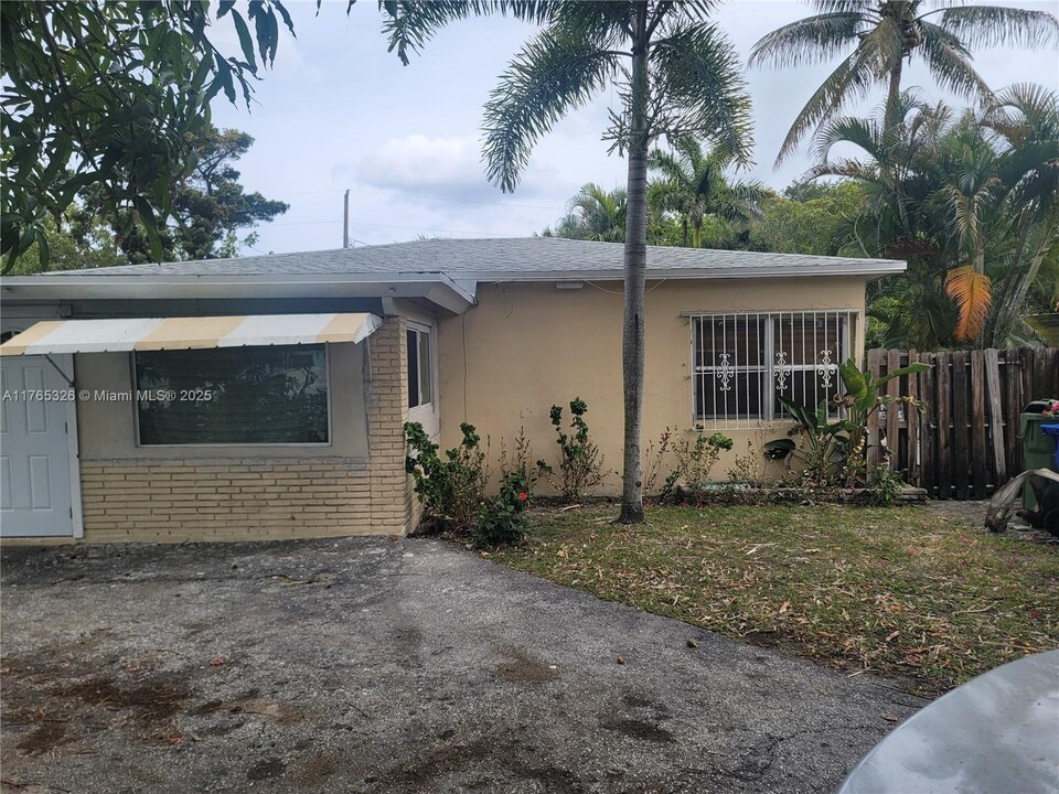 1244 NW 7th Ave in Fort Lauderdale, FL - Foto de edificio