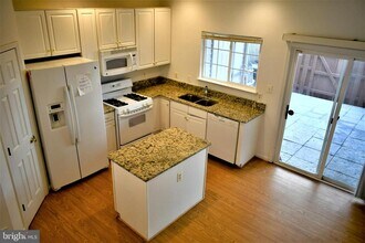 2427 Dew Meadow Ct in Herndon, VA - Building Photo - Building Photo