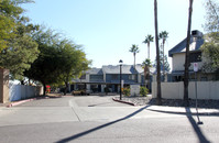 7801 N 44th Dr in Glendale, AZ - Foto de edificio - Building Photo