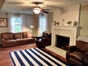 2425 Crowncrest Dr in Richmond, VA - Building Photo - Building Photo