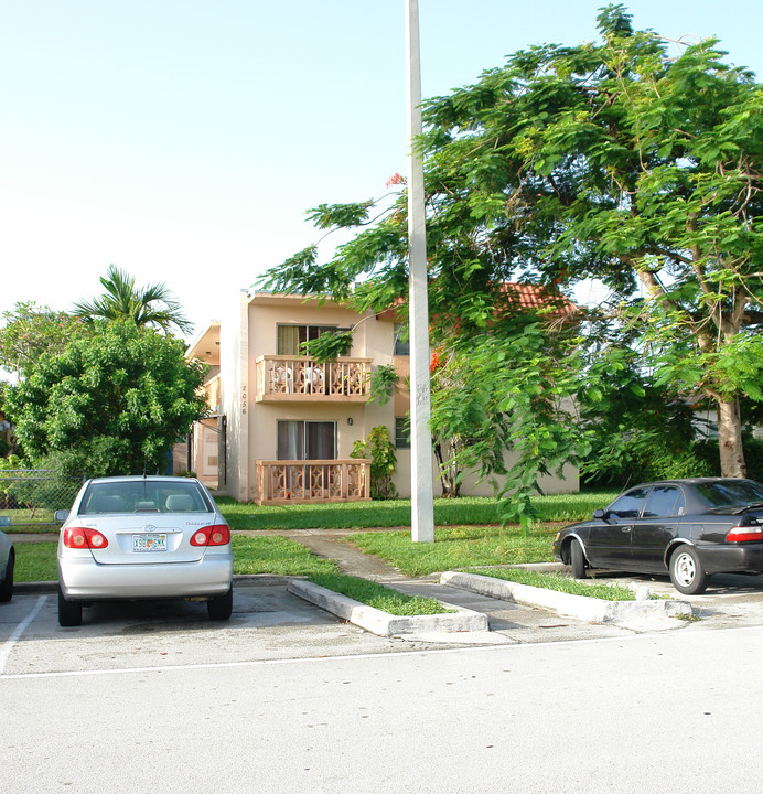 2056 NE 172nd St in Miami, FL - Building Photo