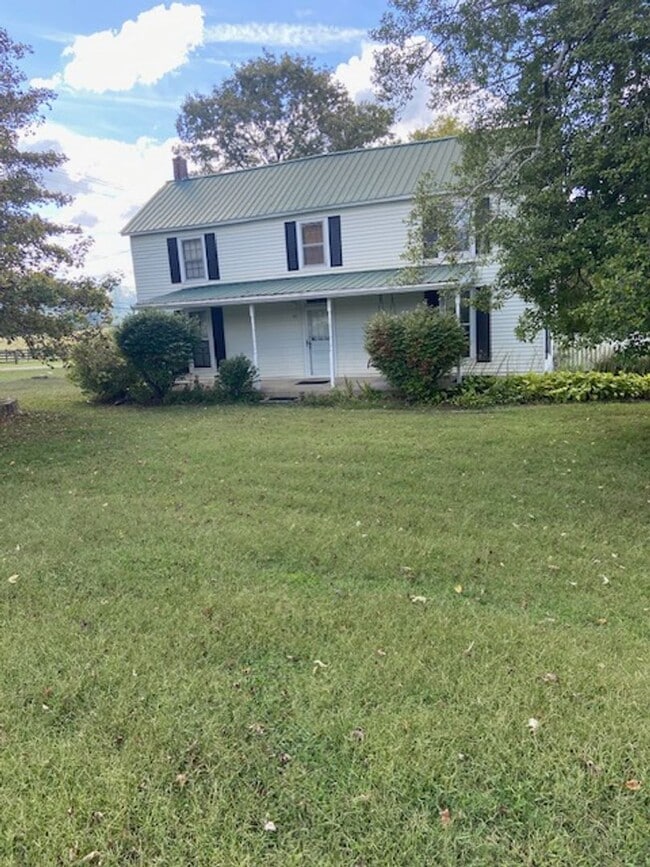 101 Meeks Ave in Burns, TN - Building Photo - Building Photo