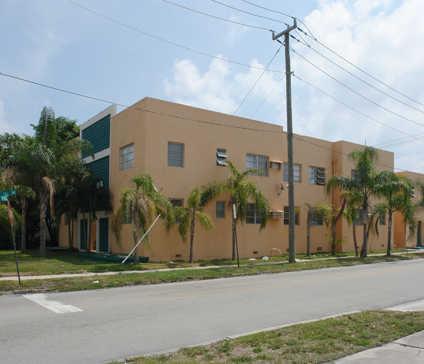 Ramona in Hollywood, FL - Building Photo