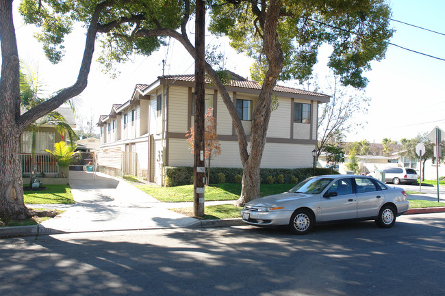 606 S Everett St in Glendale, CA - Building Photo - Building Photo