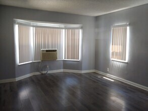 2241 N Naomi St in Burbank, CA - Foto de edificio - Building Photo