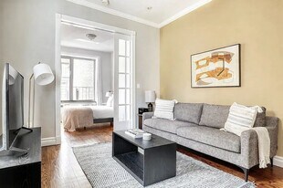 122 Christopher St, Unit 13 in New York, NY - Building Photo