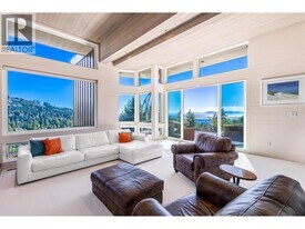 5840 Falcon Rd in West Vancouver, BC - Building Photo