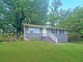 1996 Lathrop St SE in Atlanta, GA - Building Photo - Building Photo