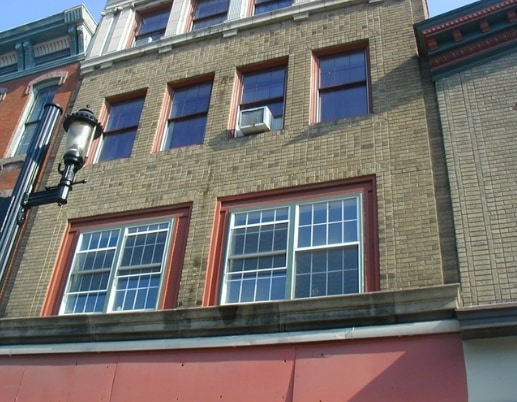 34-45 W Broad St in Tamaqua, PA - Foto de edificio