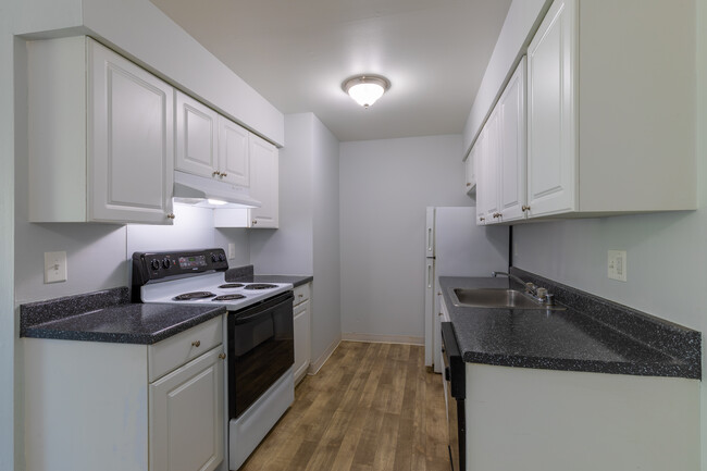 Fox Pointe Apartments in Pontiac, MI - Building Photo - Interior Photo