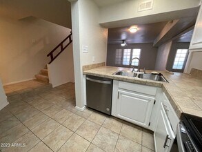 2121 W Union Hills Dr-Unit -108 in Phoenix, AZ - Building Photo - Building Photo