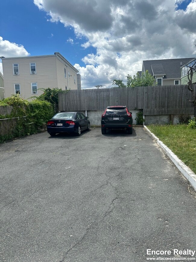 5 Clyde St, Unit 1 in Somerville, MA - Foto de edificio - Building Photo