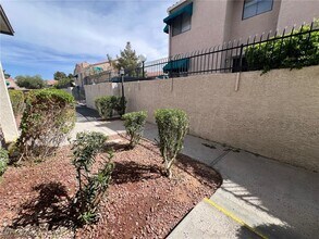 2139 Pine Breeze Ln in Las Vegas, NV - Building Photo - Building Photo