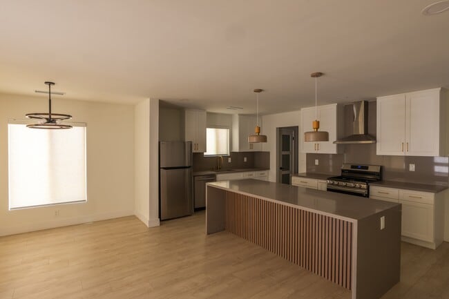 17601 Hamlin St in Los Angeles, CA - Building Photo - Building Photo