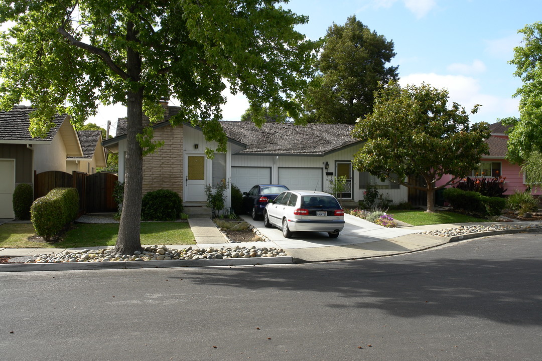 1635 Naomi Ct in Redwood City, CA - Foto de edificio