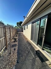 217 NW 39th St in Oakland Park, FL - Foto de edificio - Building Photo