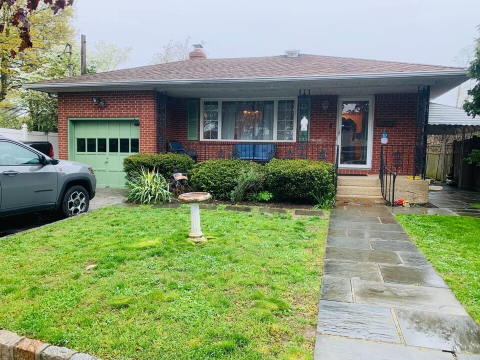 63 S 6th St in Locust Valley, NY - Foto de edificio