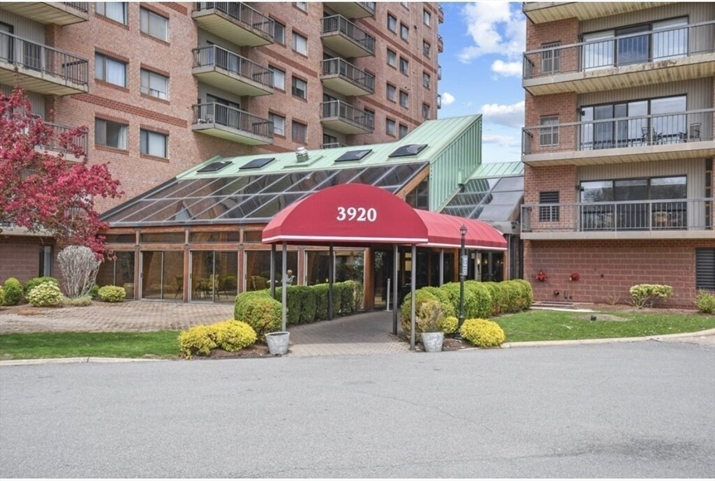 3920 Mystic Valley Pkwy in Medford, MA - Building Photo