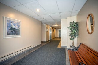 Sun Ray Manor in Windsor, ON - Building Photo - Building Photo