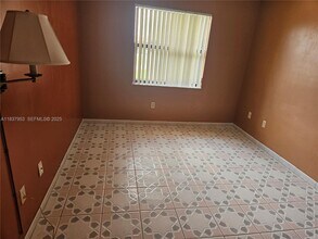 855 NE 209th St in Miami, FL - Foto de edificio - Building Photo