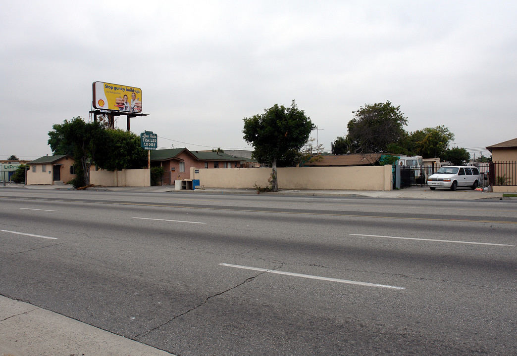 Lone Palm Trailer Lodge in Inglewood, CA - Building Photo