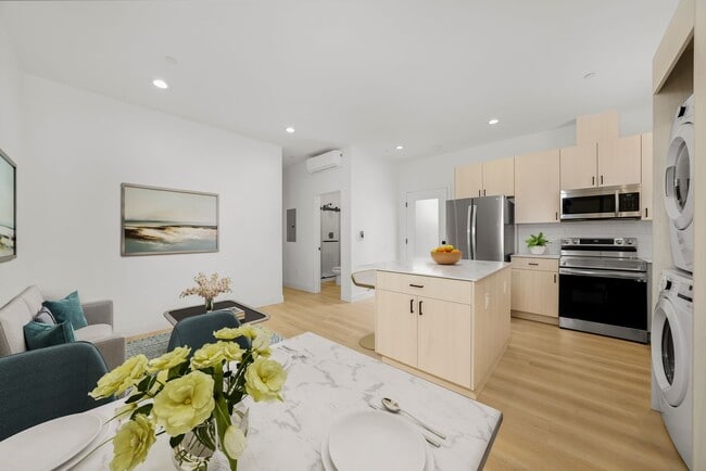 E Street in San Diego, CA - Building Photo - Interior Photo