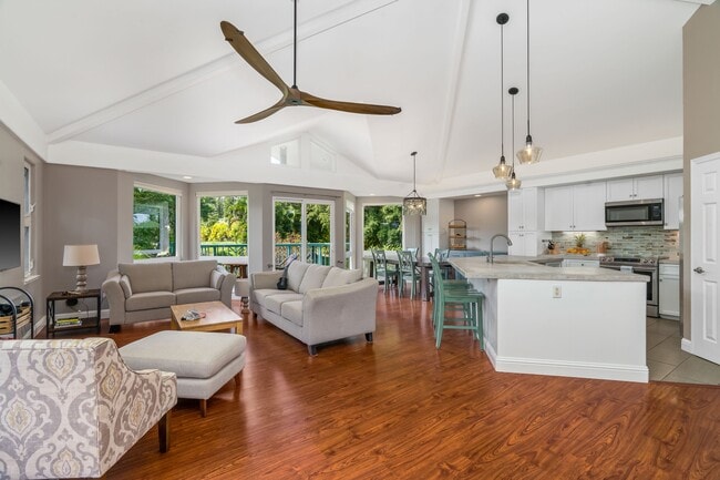 4141 Queen Emma's Dr in Princeville, HI - Building Photo - Building Photo