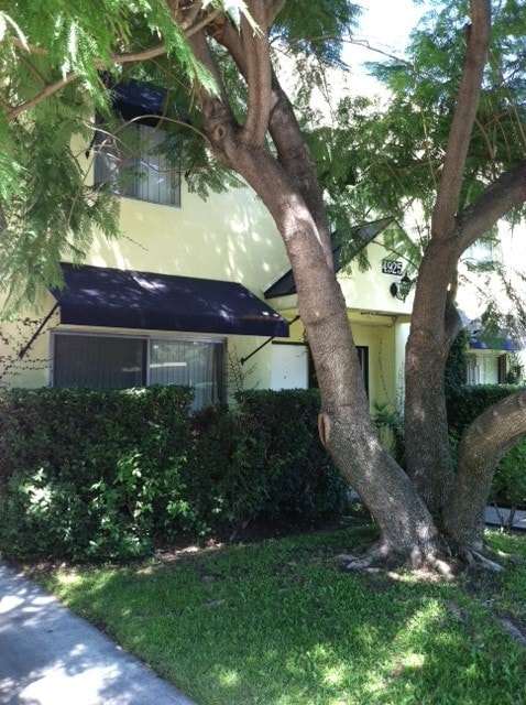 property at 4925 Coldwater Canyon Ave